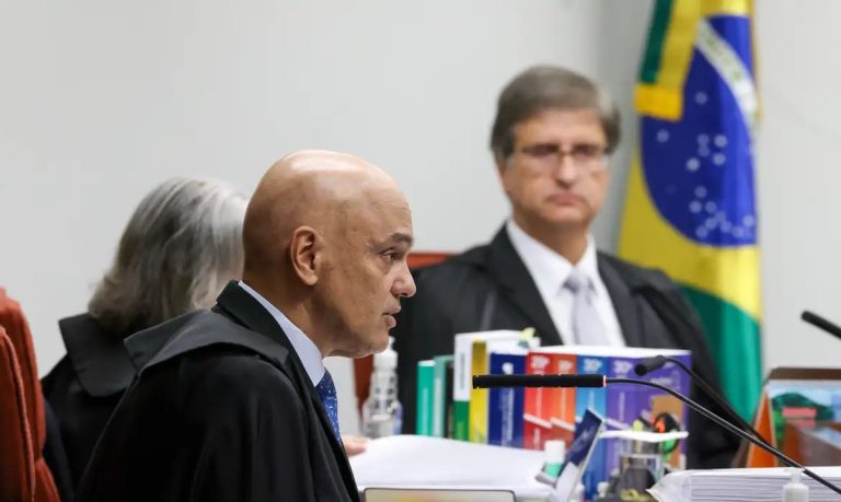 Alexandre de Moraes nega que STF esteja condenando “velhinhas com a bíblia na mão”