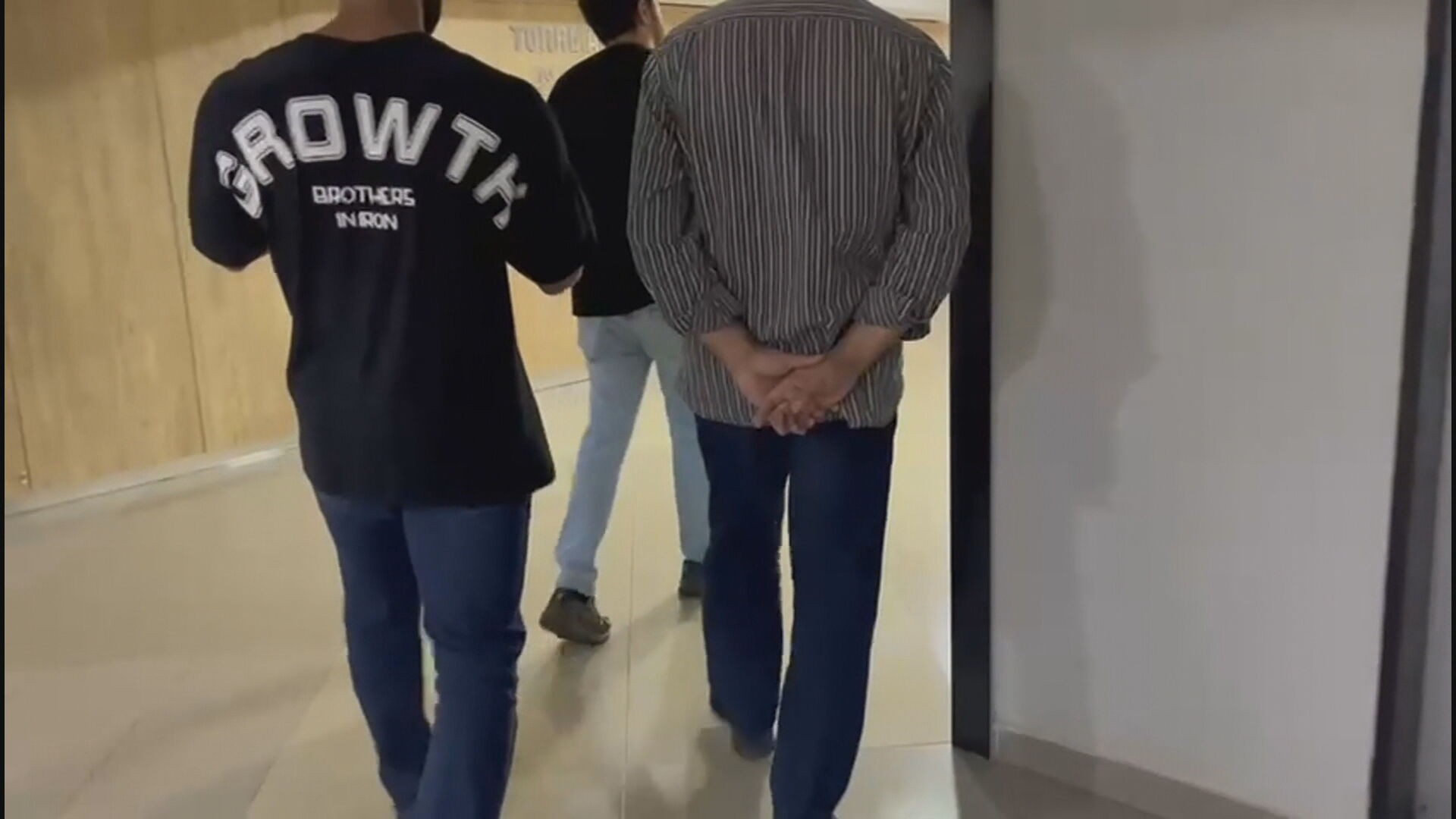 Dentista é preso por passar mão na bunda e cheirar mulheres: “Boazuda”