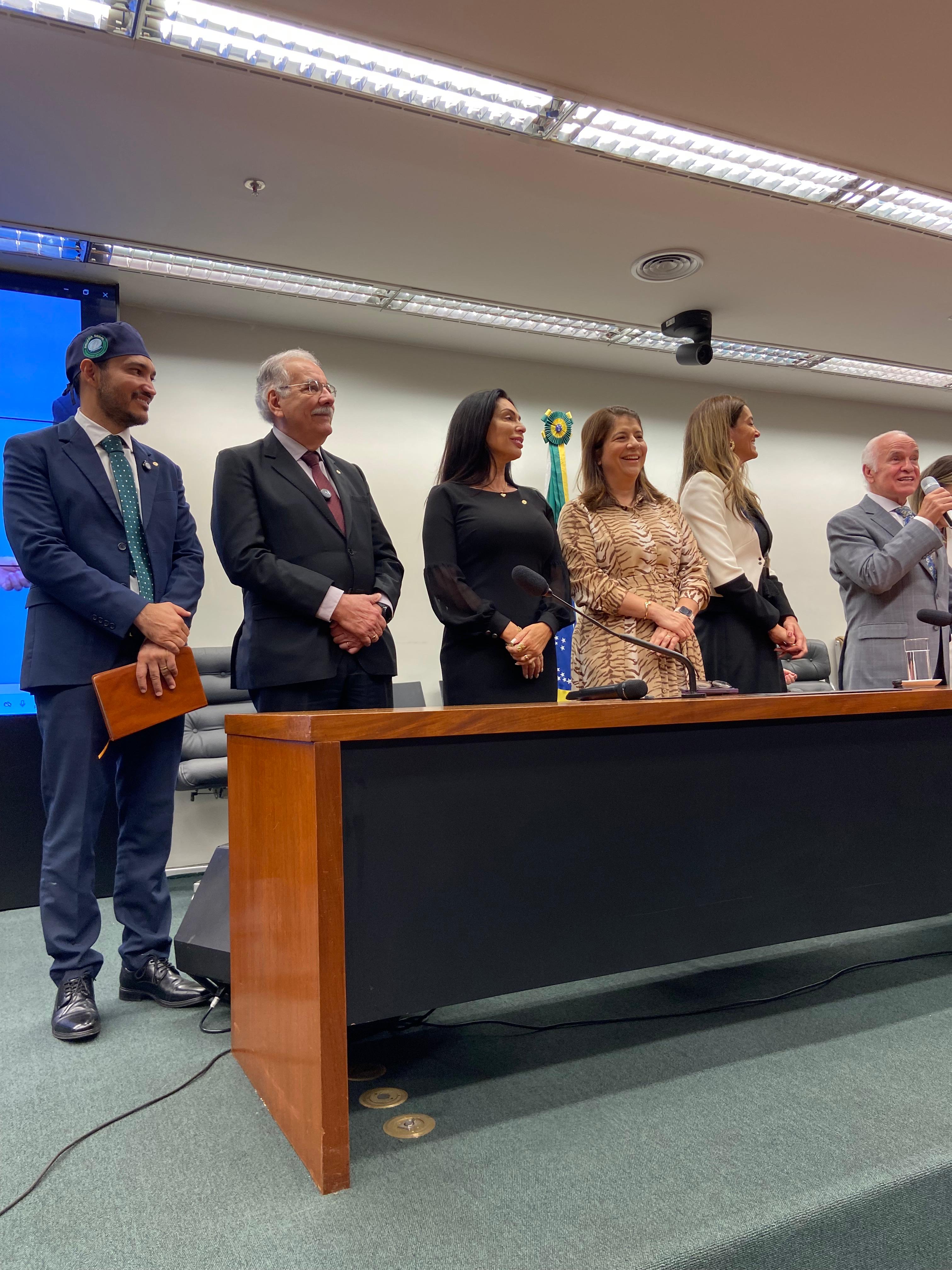Em posição de destaque na Frente Parlamentar Evangélica, deputada Carla Dickson é eleita vice-presidente Nacional e diretora do NE