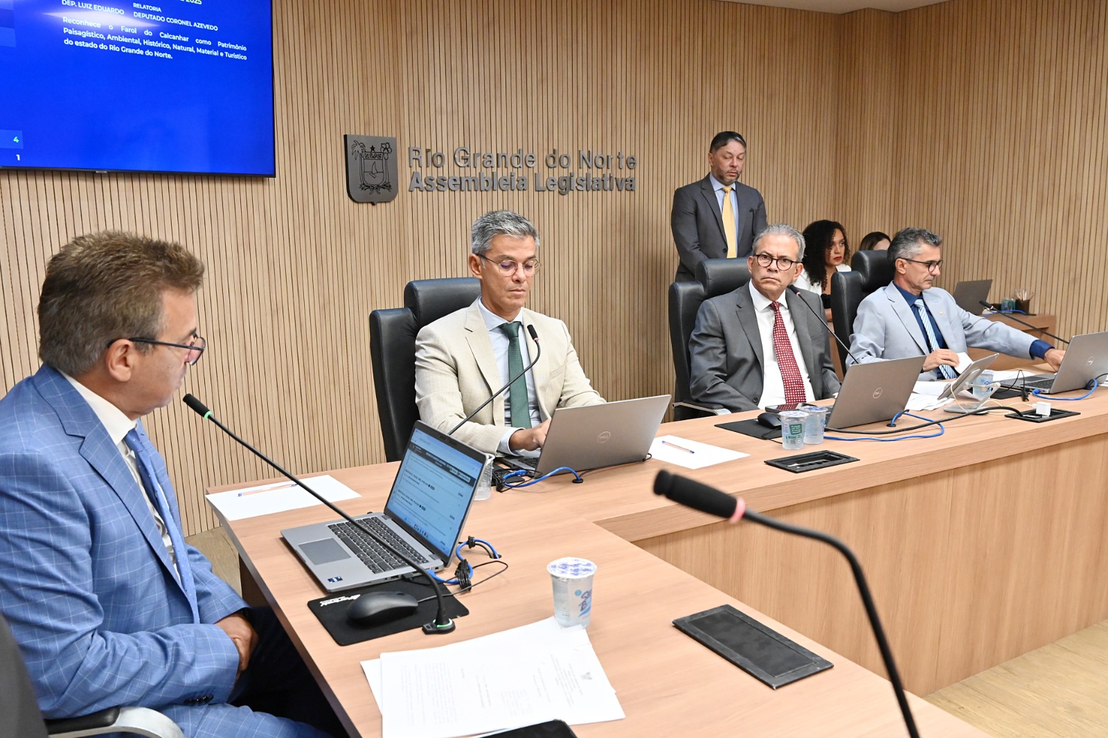 Comissão de Educação da ALRN aprova projeto de apoio a protetores de animais de rua no RN