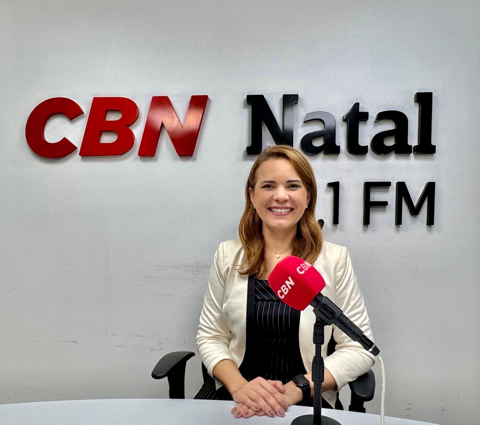 Jornalista Juliska Azevedo estreia na CBN Natal com programa "Manhã CBN"