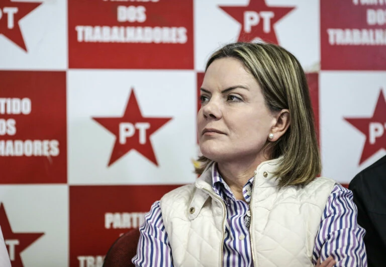 “Fuga” de Eduardo Bolsonaro é encenação desesperada, diz Gleisi