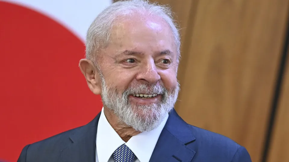 Em vez de chorar, caia na realidade, diz Lula sobre Bolsonaro virar réu no STF
