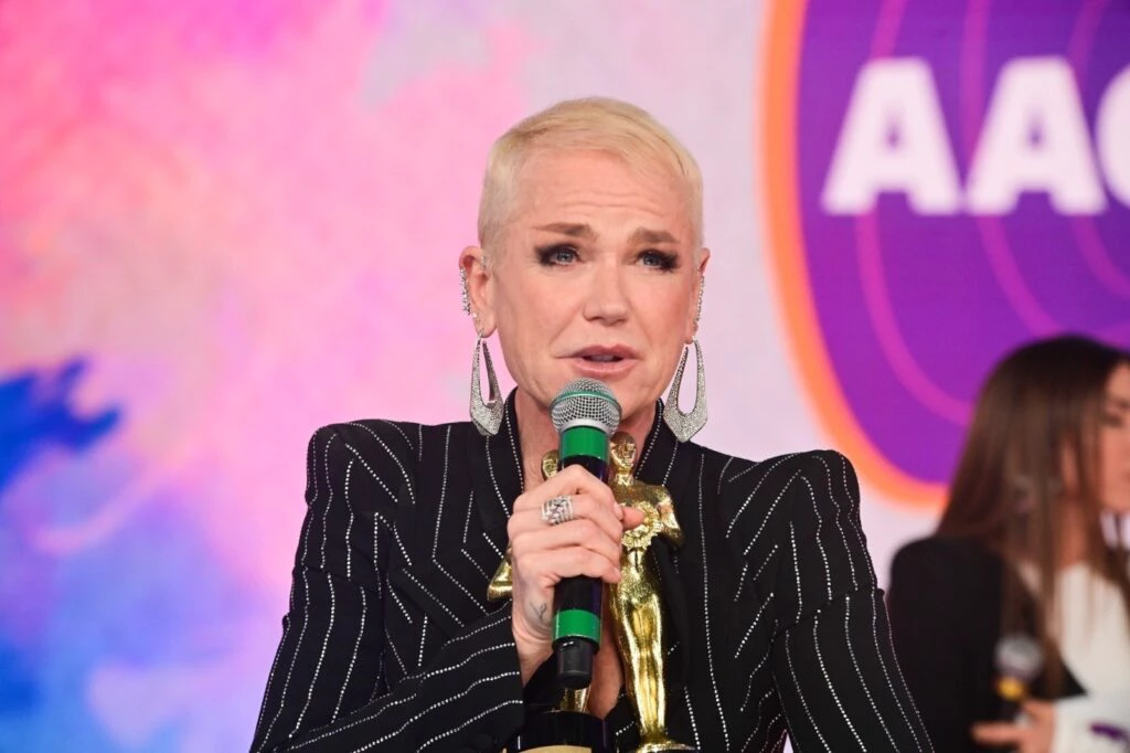 Xuxa é criticada por foto sensual em novo projeto infantil