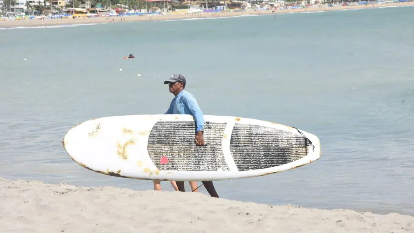 Praticantes do surfe reclamam de Ponta Negra após a engorda: "ondas sumiram"