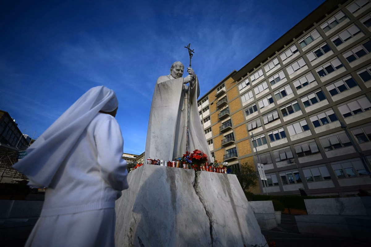 Internação do papa leva cenário de incerteza para o Vaticano