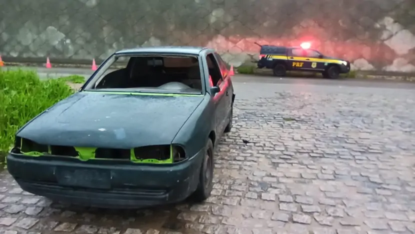 Veículo irregular é apreendido pela PRF em fiscalização na BR-101, em Goianinha