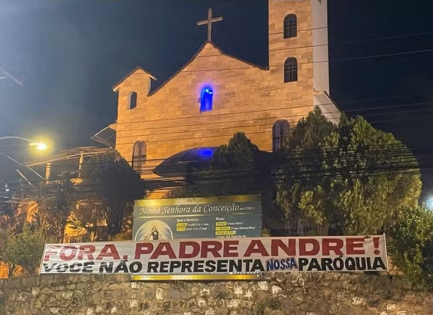 Padre é impedido por fiéis de celebrar missa e leva o caso à polícia