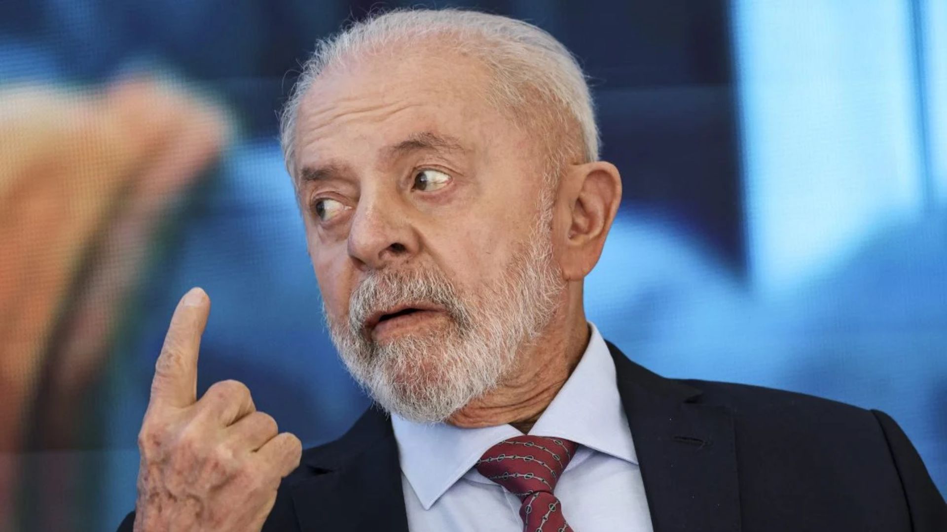 Sem saber como baixar preço, Lula autoriza 30% de etanol na gasolina