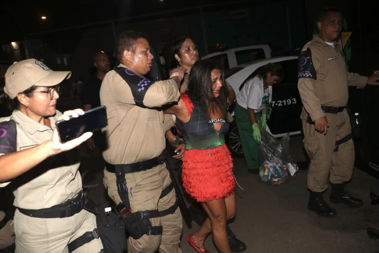 Mulher é presa após morder pessoas em camarote da Sapucaí