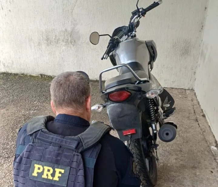 PRF recupera motocicleta adulterada durante Operação Carnaval em Natal; modelo é avaliado em R$ 17 mil