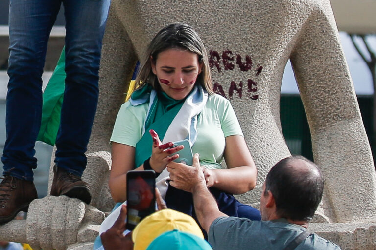 Moraes retira sigilo de carta de mulher que pichou estátua; leia