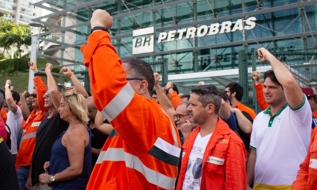 Funcionários da Petrobras aprovam greve de 24 horas na quarta-feira (26)