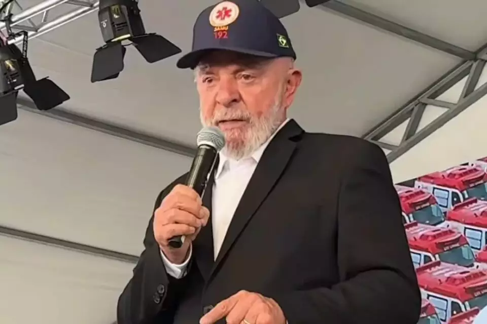 ‘Tem um ladrão que passou a mão no direito do brasileiro comer ovo’, diz Lula
