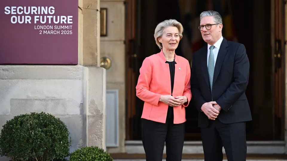 Ursula Von der Leyen diz que "é preciso rearmar a Europa urgentemente"