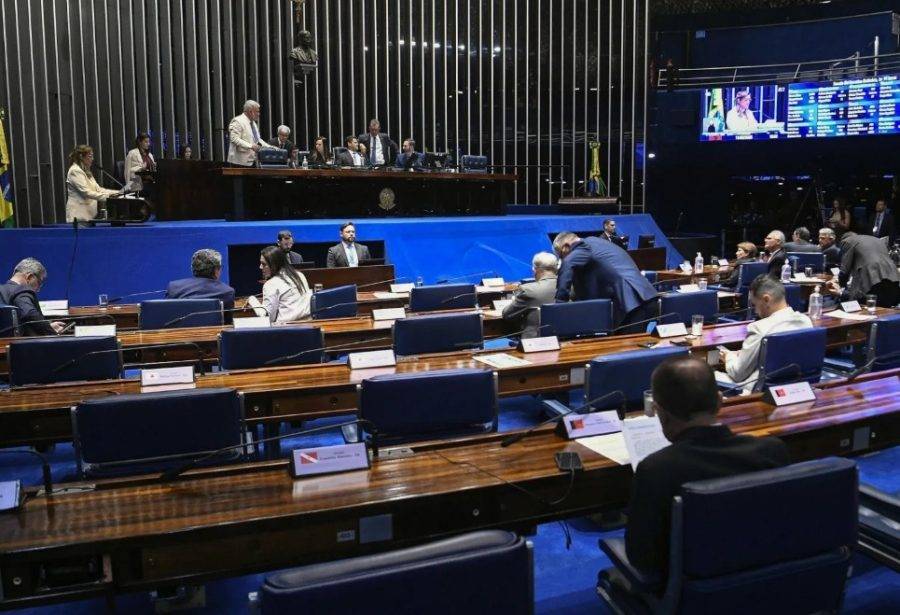 Senado vota mudanças na inelegibilidade para políticos condenados nesta terça-feira (18)