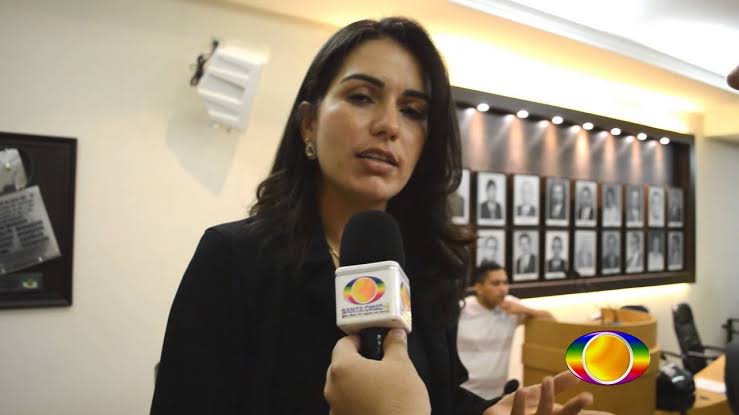 INTOLERÂNCIA RELIGIOSA: Prefeita sem noção de Santa Cruz leva “carão ao vivo” da jornalista Anna Ruth Dantas na 94 FM