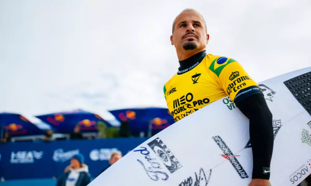 Potiguar Italo Ferreira brilha mais uma vez e avança à semi em Circuito Mundial de Surfe