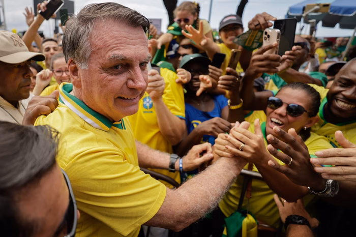 Bolsonaro diz não ter obsessão pelo poder e que não vai sair do Brasil