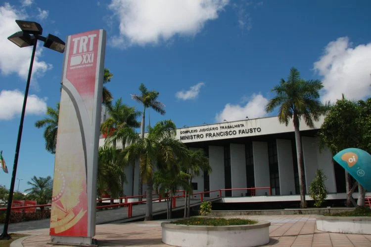 TRT-RN leiloa cinco apartamentos no bairro de Lagoa Nova, terrenos na praia e 9.200 garrafas de vodka