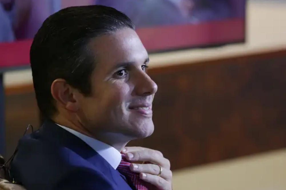 Hugo Motta assina PEC que amplia imunidade parlamentar e prevê punições a ministros do STF