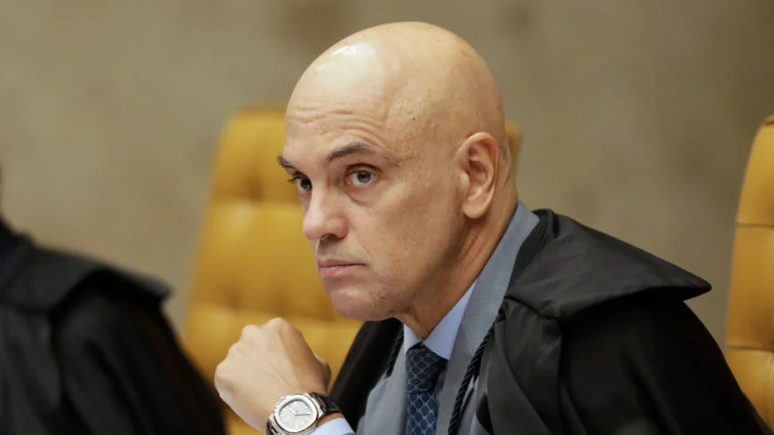 Moraes manda PGR analisar apreensão de passaporte de Eduardo Bolsonaro
