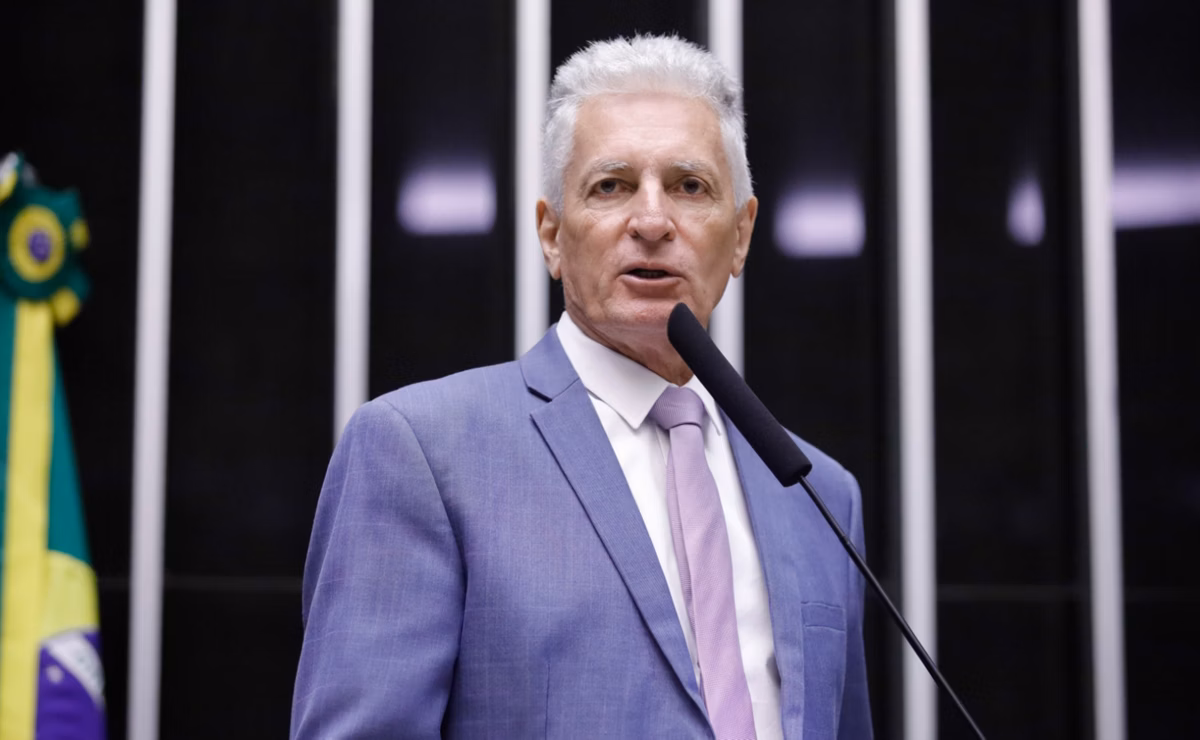 Deputado petista quer Bolsonaro com tornozeleira eletrônica e proibido de se aproximar de embaixadas