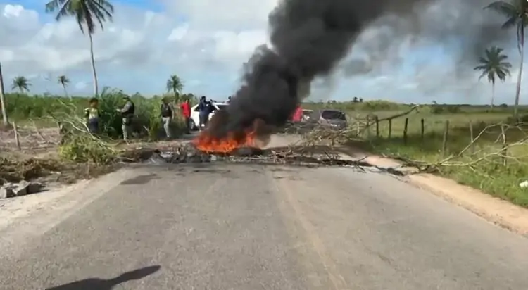 Manifestantes bloqueiam RN-002 em Monte Alegre em protesto por manutenção da rodovia