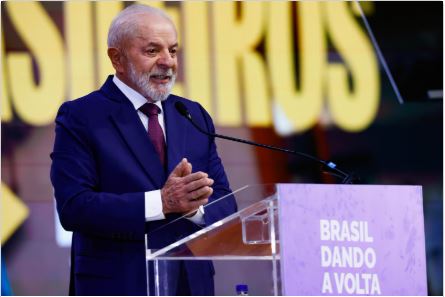 Lula minimiza tarifaço de Trump e diz que Brasil tem “colchão” de US$ 350 bilhões
