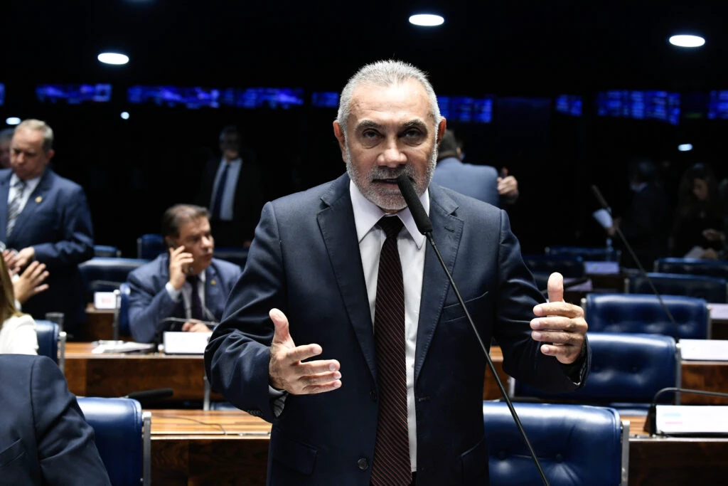 Ex-senador preso por estuprar a filha irá para prisão domiciliar