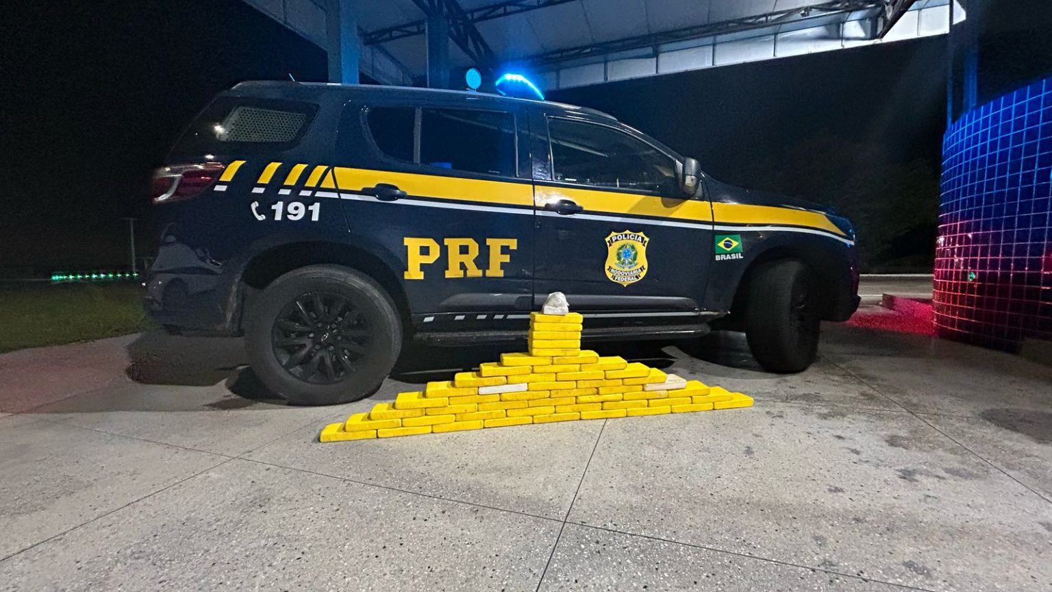 PRF apreende 53 kg de cocaína e prende dois homens por tráfico na BR-101, em São José de Mipibu