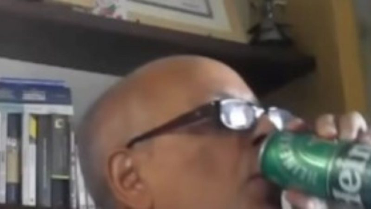 Desembargador causa surpresa ao beber cerveja durante evento jurídico