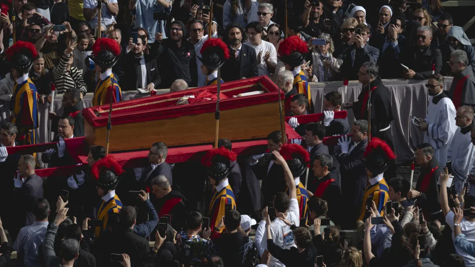 Vaticano pede que fiéis não tirem selfies diante do caixão do Papa