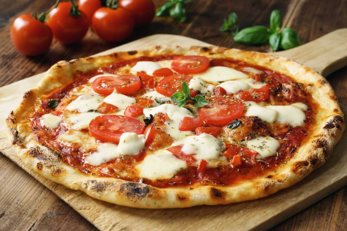 Pizzaria é condenada a pagar R$ 2 mil por negar chopp a cliente indígena