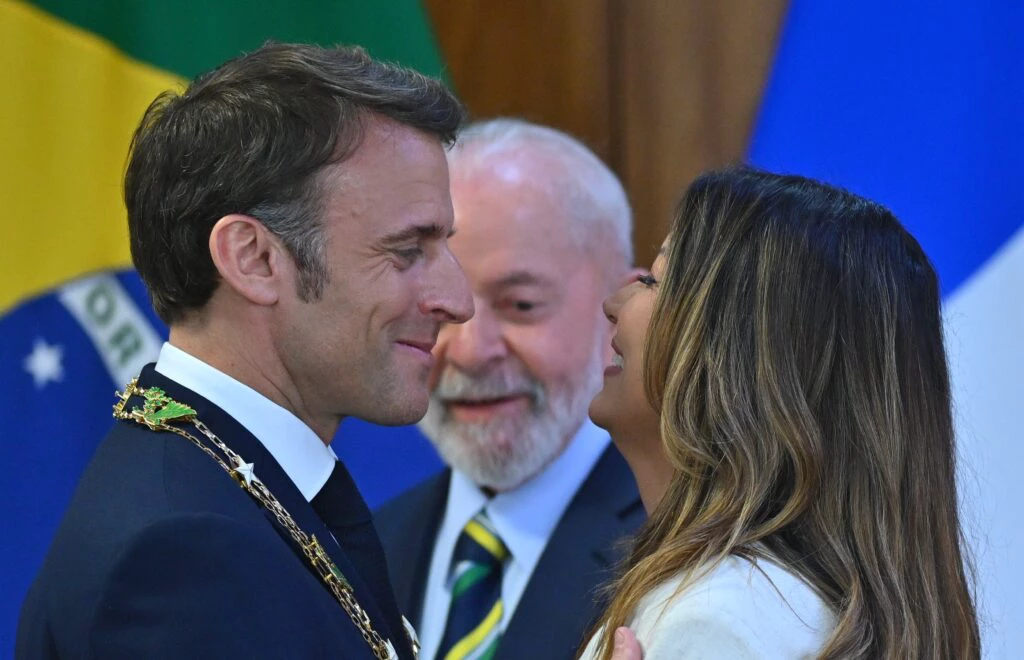 Janja diz que foi a Paris sem Lula por pedido de Macron