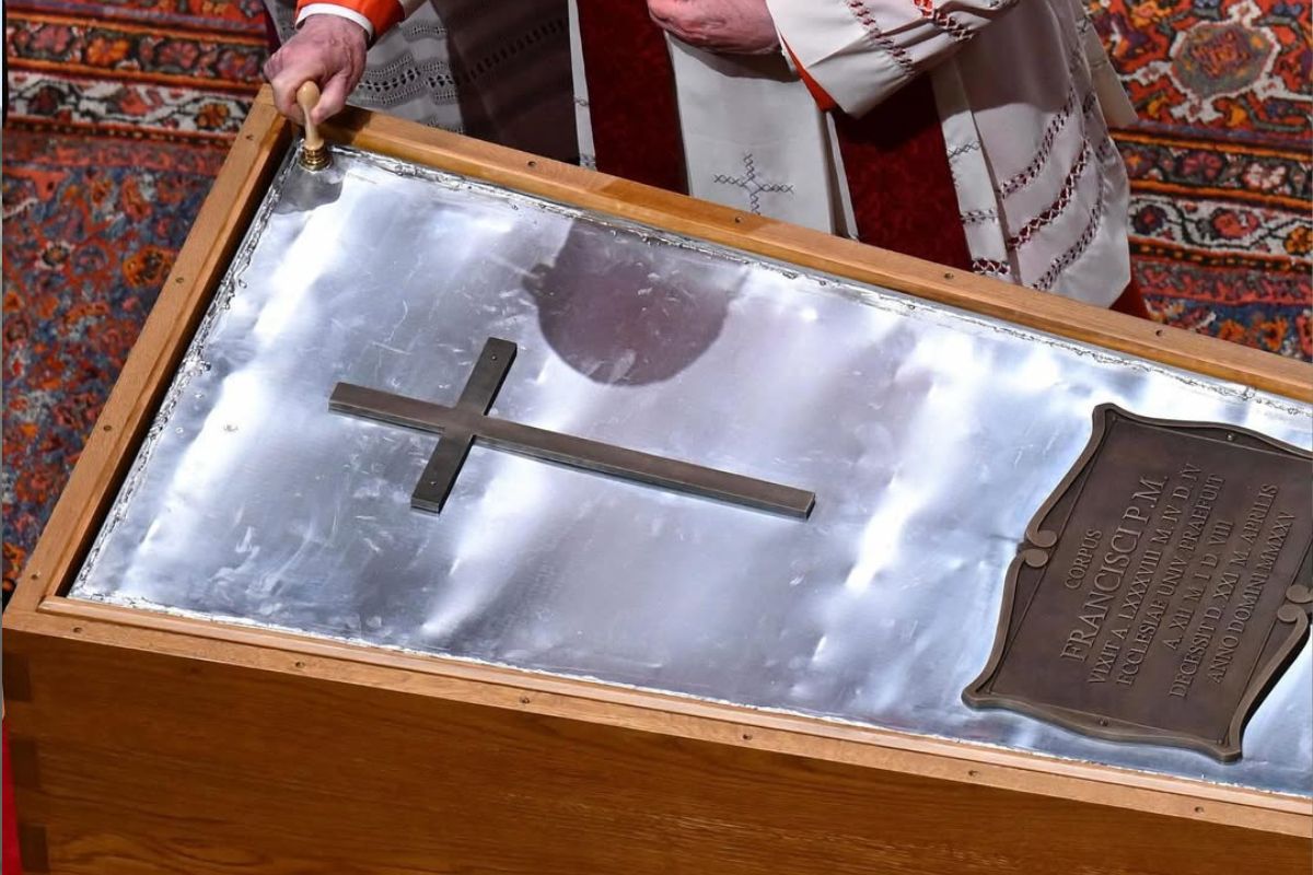 Caixão do Papa Francisco é fechado no Vaticano
