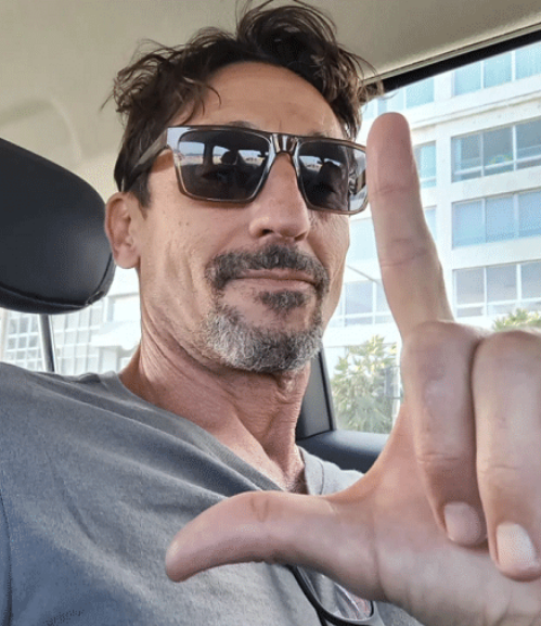 Ator Tuca Andrada chama Bolsonaro de “vagabundo, escroto e mentiroso”