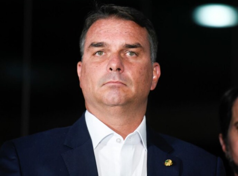 ‘Querem matar meu pai!’, diz Flávio Bolsonaro sobre intimação na UTI