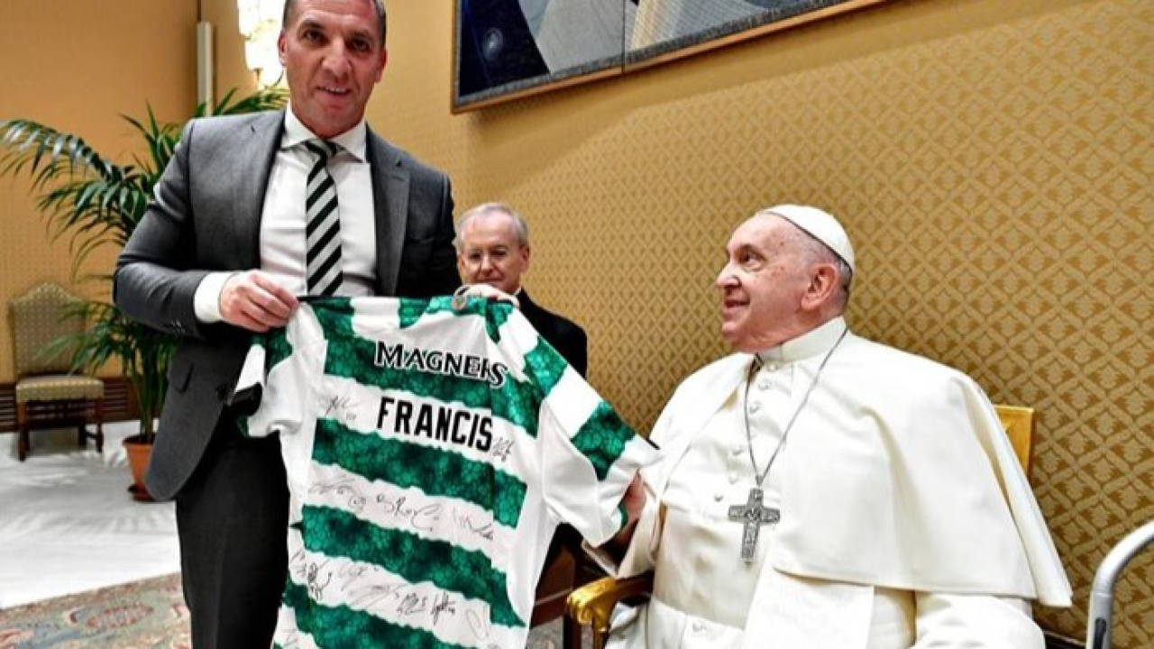 Torcedores de time escocês ironizam morte de Papa Francisco