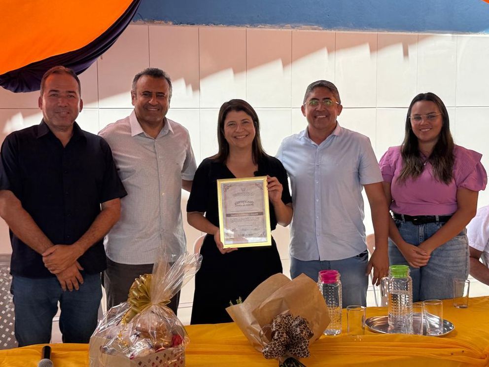 Ex-prefeito Babá e atual prefeito Gá, escolhem Carla Dickson como madrinha da 1ª Escola Cívico-Militar de São Tomé
