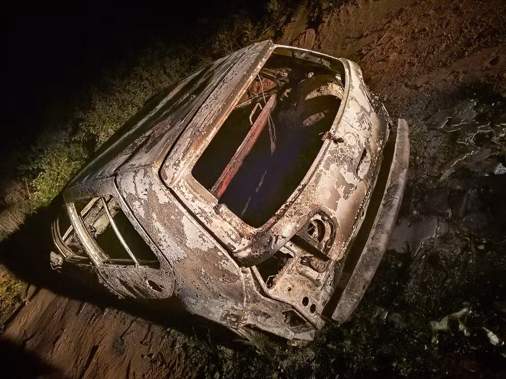 Dois corpos são encontrados carbonizados dentro de carro incendiado na zona rural de Mossoró