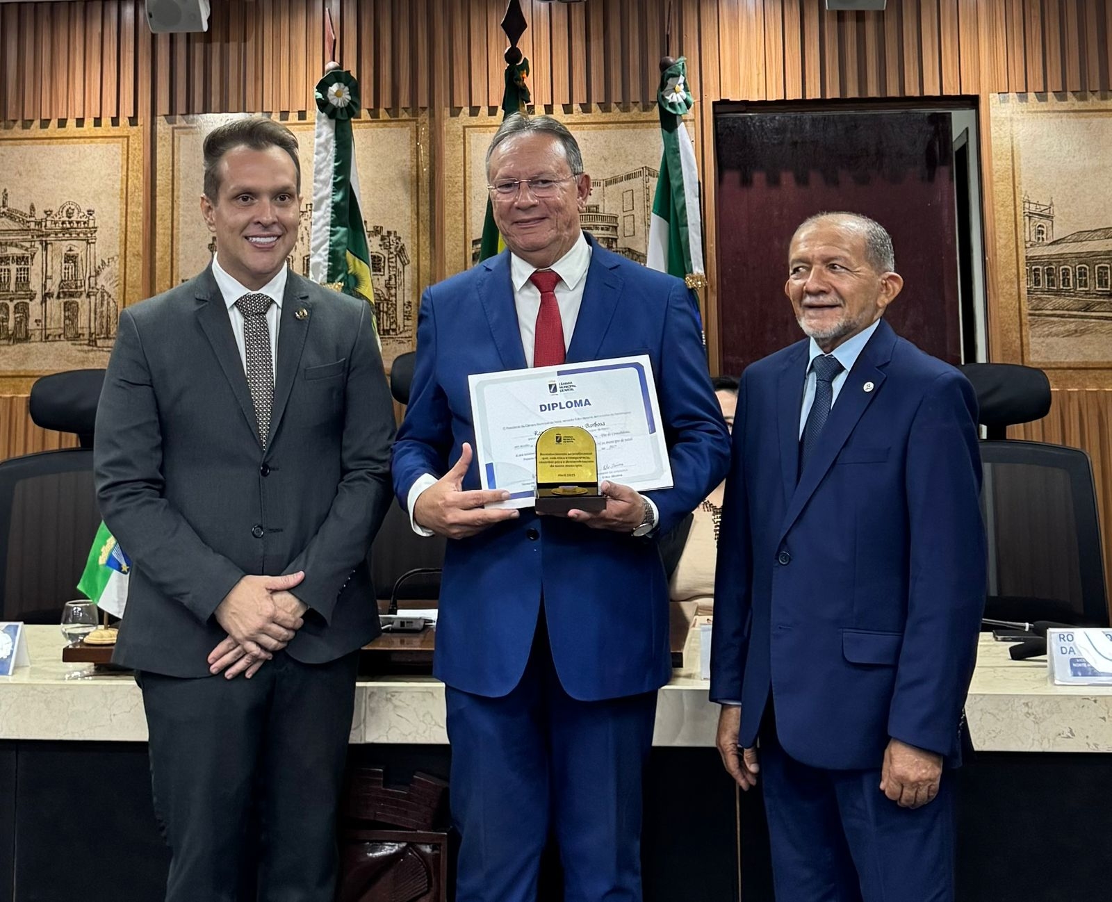 Ex-vereador Raniere Barbosa recebe comenda Ulisses Celestino de Góis na CMN