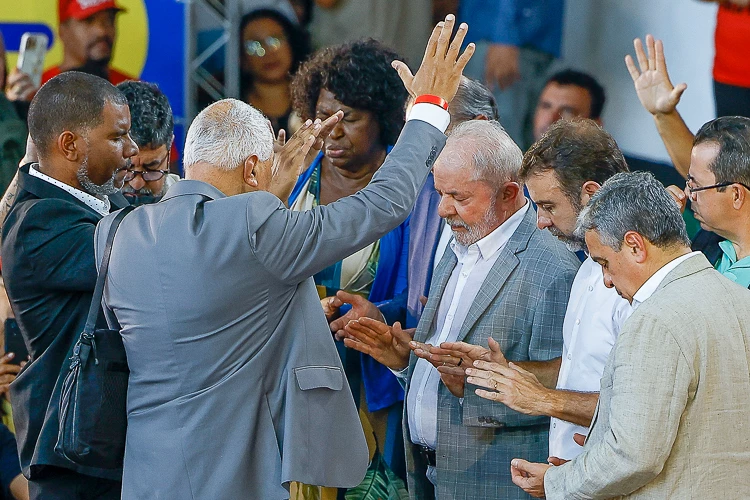 Com alta rejeição entre religiosos, PT lança curso para evangélicos