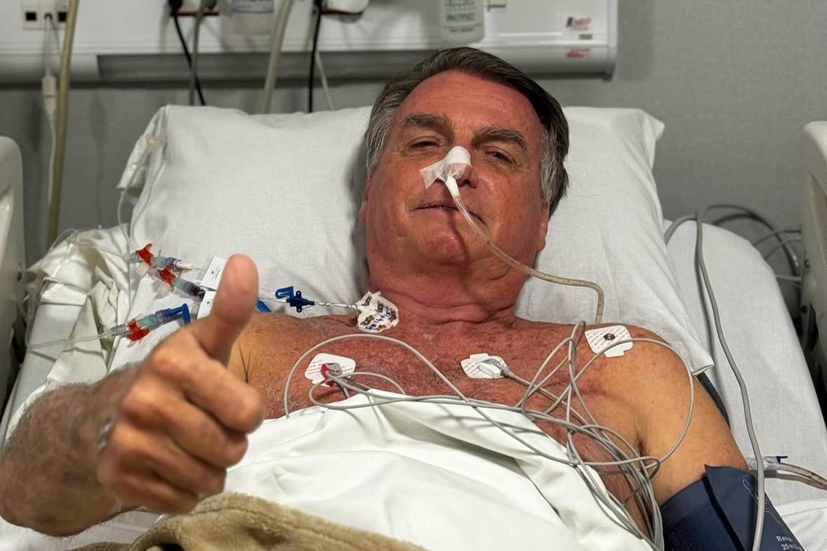 Da UTI, Bolsonaro participa de live com filhos e Piquet para vender capacete e diz que poderá ter alta na segunda-feira