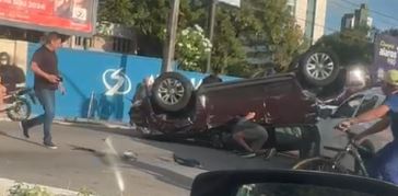 Acidente grave envolvendo dois carros deixa veículo capotado na Av. Hermes da Fonseca