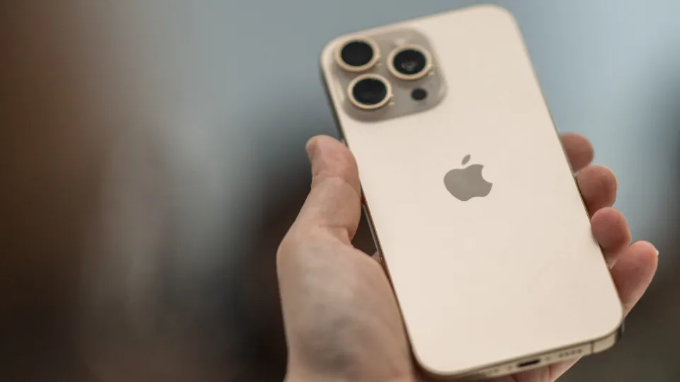 Tarifas podem aumentar preço dos iPhones em 43% nos EUA