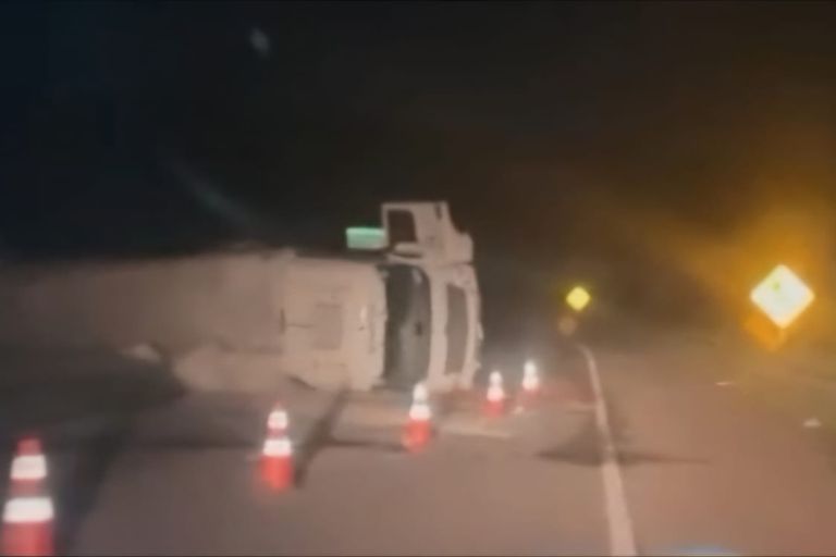 Carreta carregada de cimento tomba na BR-101, em São José de Mipibu