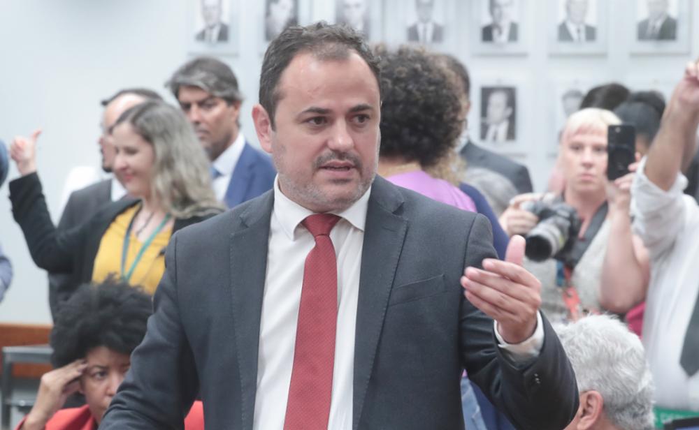 Glauber Braga encerra greve de fome após acordo com Motta