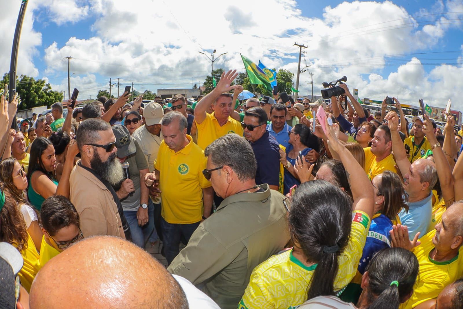 Rota 22: Ex-presidente Bolsonaro cumprimenta apoiadores em Bom Jesus e compara sua gestão com a de Lula