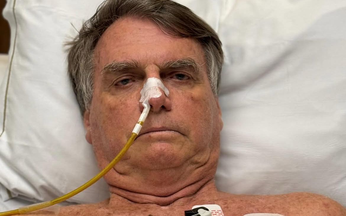 Bolsonaro segue internado na UTI com melhora no fígado, sem previsão de alta